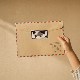 Enfant tenant une enveloppe kraft air mail, lettre mensuelle Lettres d'un Explorateur